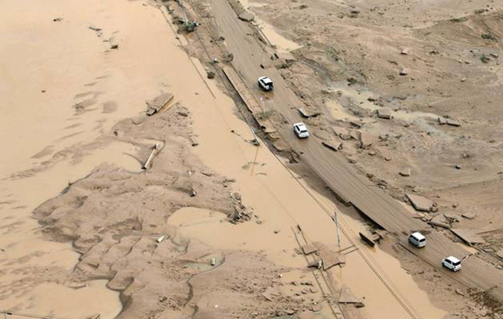 Cars move along a road covered with mud after heavy rain in Mabi town in Kurashiki - Ziarul National