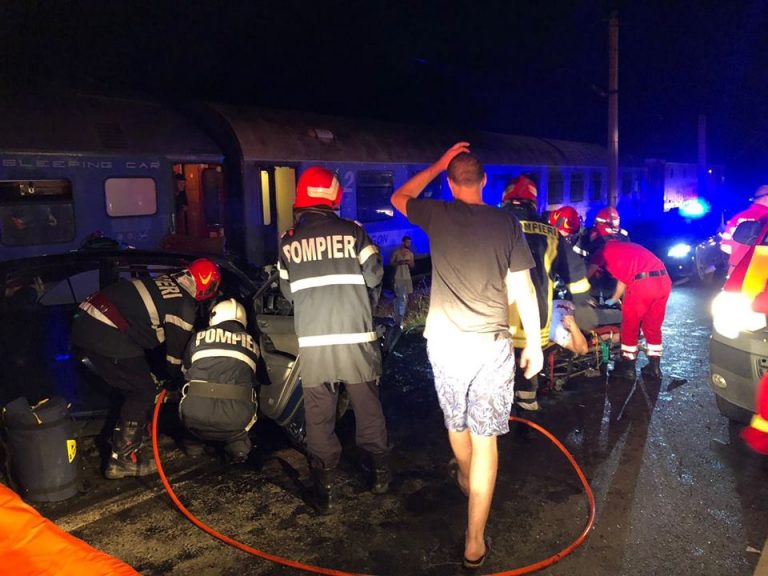 Accident cumplit: masina aruncata pe calea ferata si izbita de tren