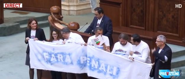 Codul Penal, dezbatut in Senat. Banner arborat in zona prezidiului (VIDEO)
