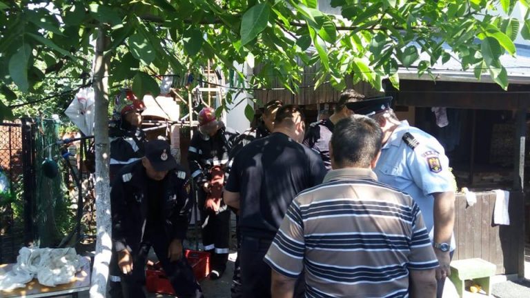 Copil de 2 ani cazut intr-o fantana, salvat de pompieri