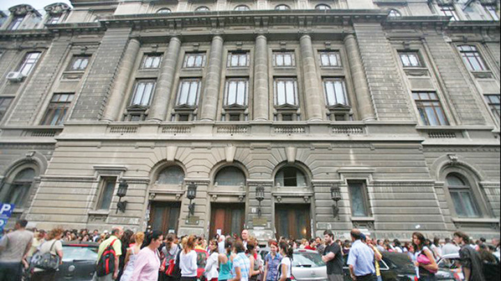 Taxele universitatilor ii cocoseaza de studenti