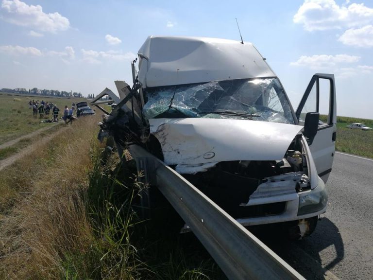 Accident grav in Arad: un om a murit, un baiat de 17 ani dus cu elicopterul la spital