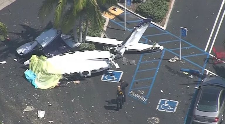 Avion cazut intr-o parcare din SUA: cinci oameni au murit (VIDEO)