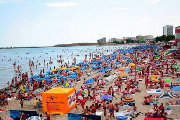 Restaurantele de pe litoral, driblate de mancatul „din sacosa”