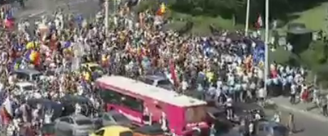Unde s-a ajuns: protest cu excremente in Piata Victoriei!