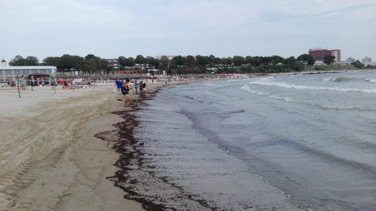 Poluare pe litoral. O portiune de plaja din Mangalia, inchisa