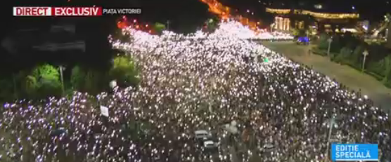 Mii de oameni in Piata Victoriei. A doua seara de proteste