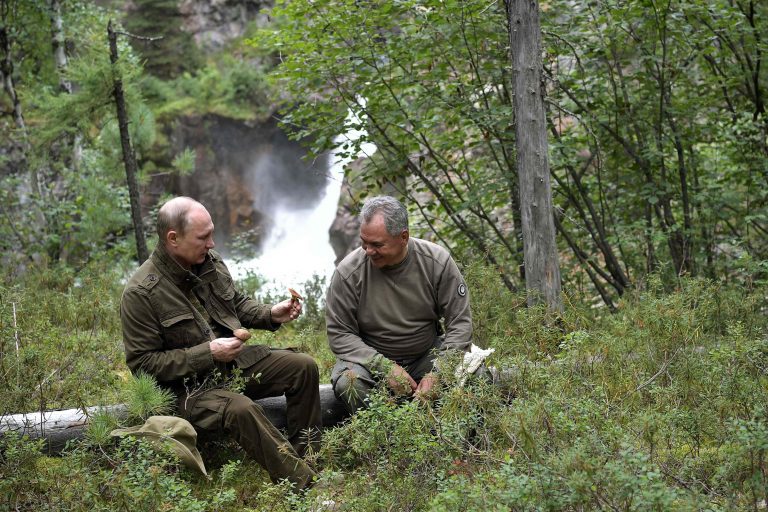 Putin, in vacanta cu seful FSB si ministrul rus al Apararii!