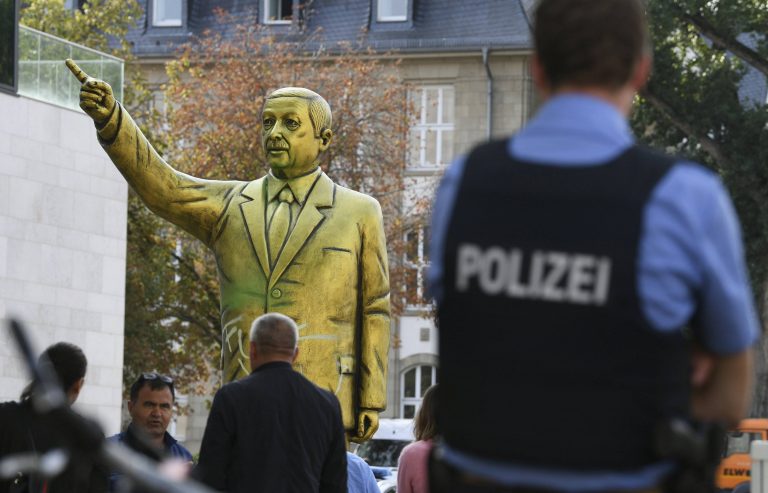 Statuia aurita a lui Erdogan i-a infuriat pe nemti