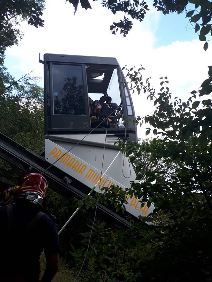 19 turisti blocati in telecabina, in Hunedoara. Pompierii alpinisti le-au venit in ajutor