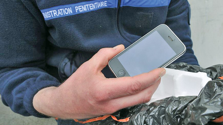 Dupa scoli, Franta scoate telefoanele mobile si din puscarii