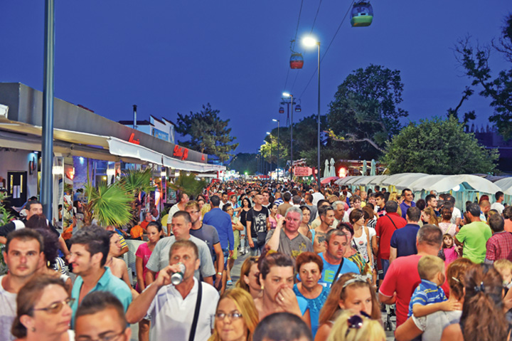 turisti-mamaia-litoral - Ziarul National