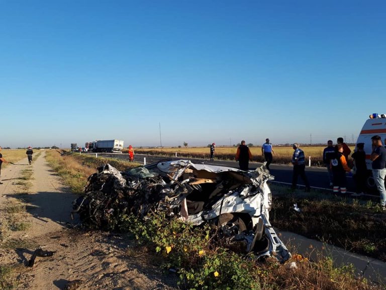 Impact devastator. Un tanar a murit dupa ce masina lui s-a izbit de un camion
