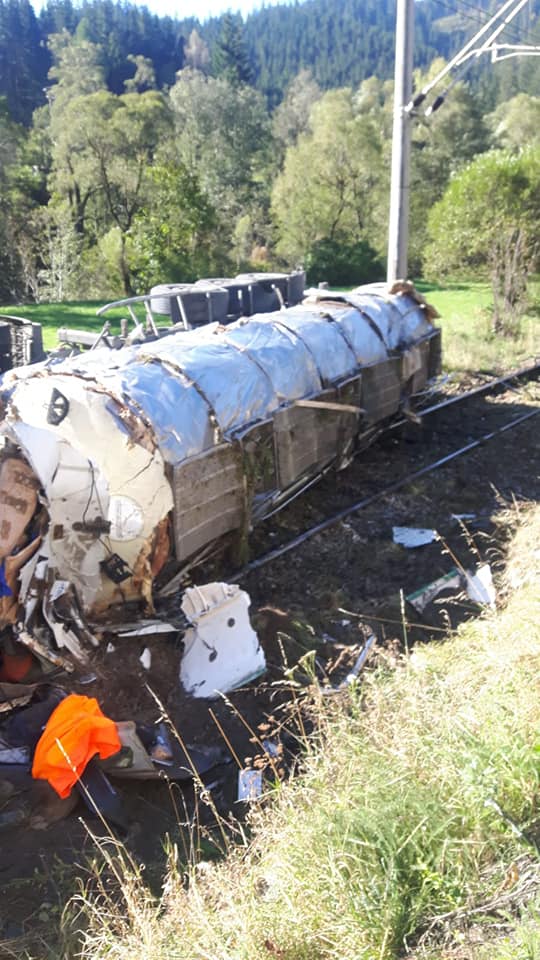 Trafic feroviar blocat. Cisterna cu clei ajunsa pe sine, in judetul Suceava