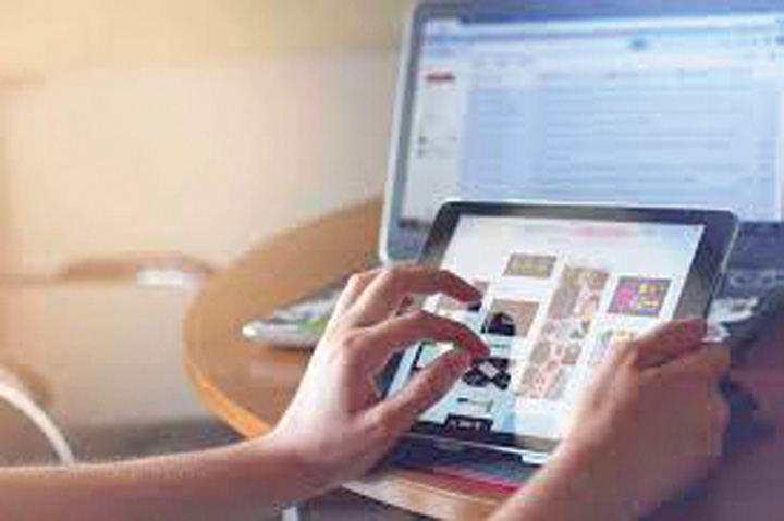 Peste jumatate dintre romanii cumpara online in timpul orelor de serviciu