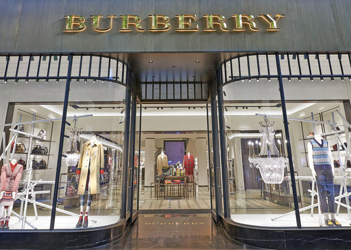 Burberry nu isi mai da foc la haine
