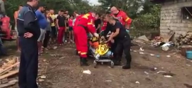 Barbati scosi dintr-o fantana din Satu Mare. Unul a avut nevoie de resuscitare