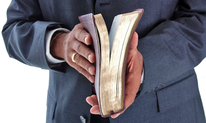 Biblia, interzisă în şcoli, Motivul? „Vulgaritate și violență”. Iată unde se întâmplă asta!