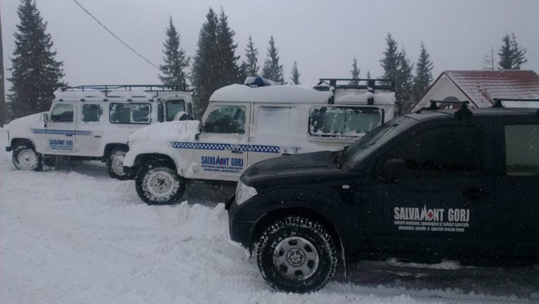 Zapada pe Transalpina. S-a intervenit in ajutorul mai multor persoane. Patru masini blocate