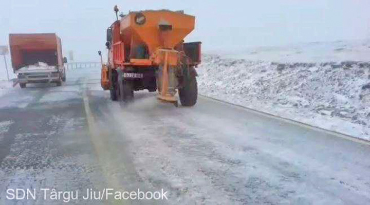 Turisti, imbracati cu haine de vara, blocati pe Transalpina