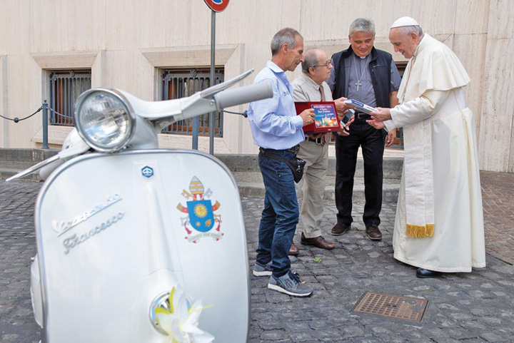 O Vespa pentru Papa Francisc
