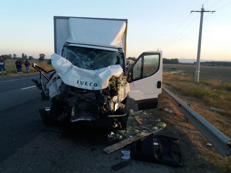 Accident cu trei victime, una dintre ele incarcerata, pe DN2