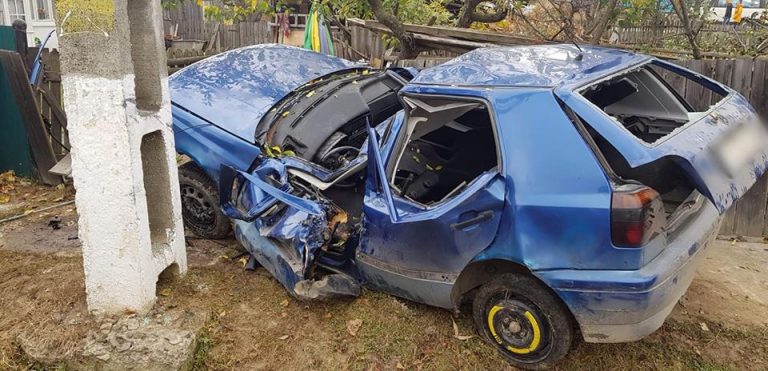 Baiat de 17 ani mort dupa ce o masina s-a izbit de un stalp
