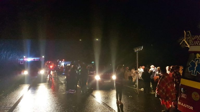 Autocar rasturnat in sant, in Hunedoara: un mort si 32 de raniti