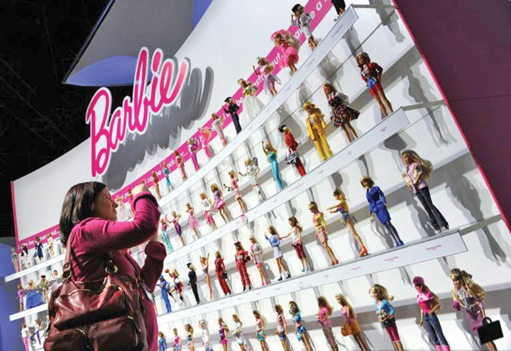 Barbie lupta impotriva sexismului cu un profesor roman