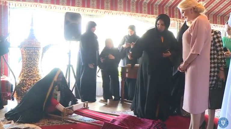 Dancila, cu val islamic cand a vizitat o moschee din Abu Dhabi (VIDEO)