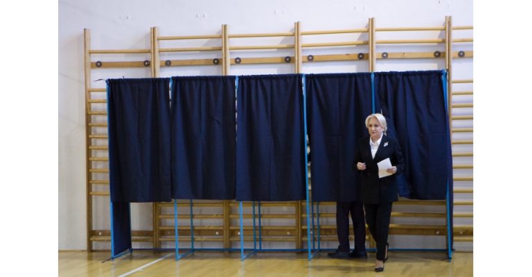 Mai multi politicieni, dar si Patriarhul Daniel au votat la referendum