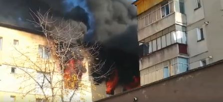 Explozie urmata de un incendiu intr-un bloc din Piatra Neamt