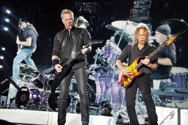 Bişniţa cu biletele Metallica