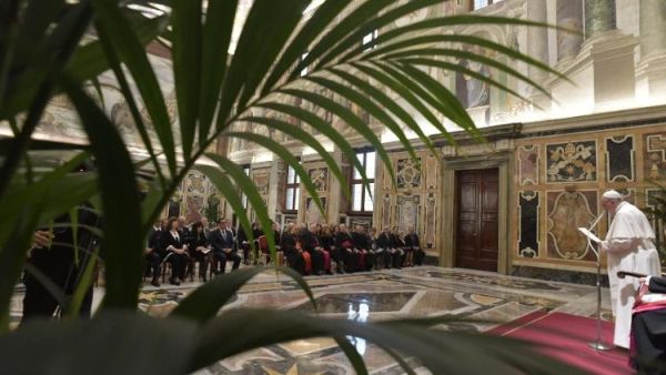 Papa deschide Sinodul tinerilor la Vatican
