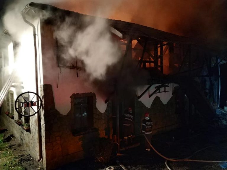 Pensiune din Buzau afectata de flacari. Oameni evacuati