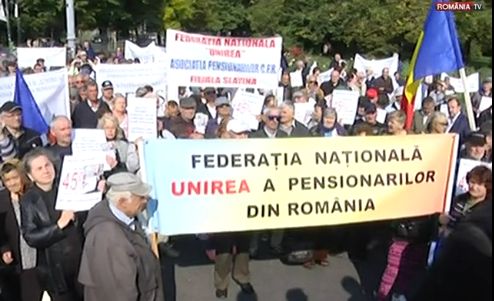 Protest al pensionarilor in Piata Victoriei