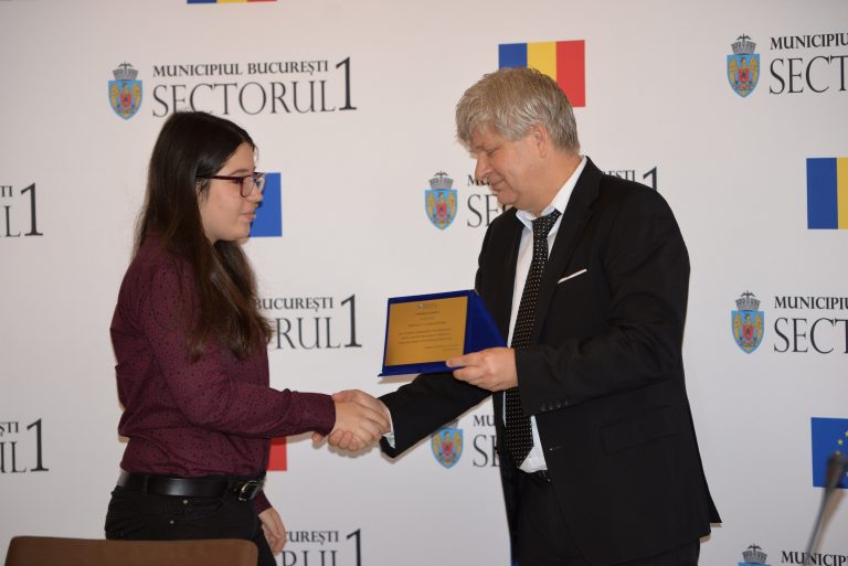 Cei mai buni elevi din sectorul 1, premiati de Primaria condusa de Tudorache
