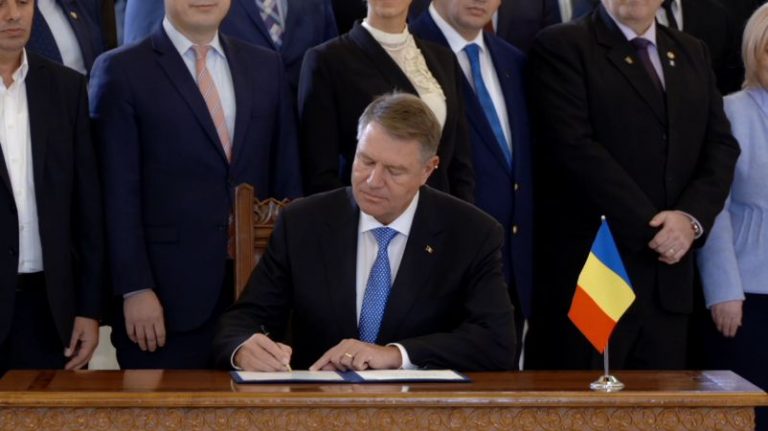 Ceremonie publica la Cotroceni, pentru promulgarea legii Autostrazii Unirii