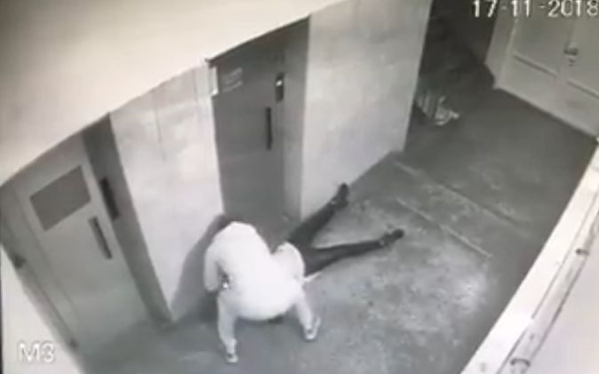 Tanara atacata brutal in scara unui bloc. Barbat retinut (IMAGINI SOCANTE)