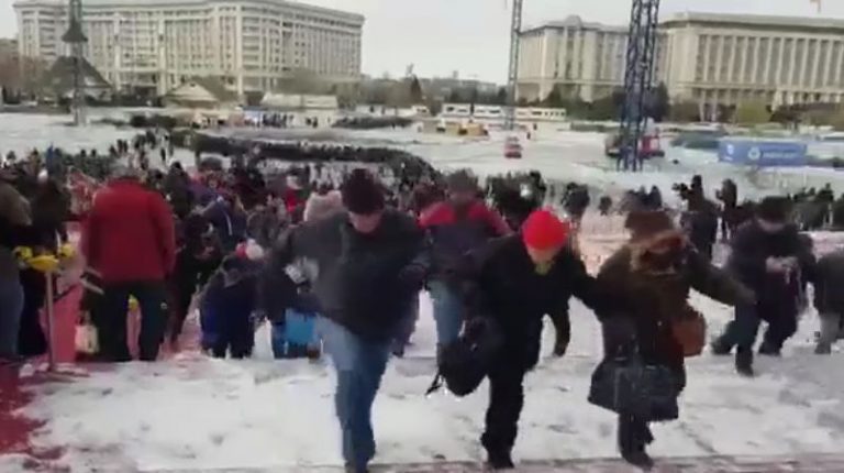Buluceala la Catedrala – oamenii luat-o la fuga pe scari, dorind sa ajunga sa intre in altar (VIDEO)