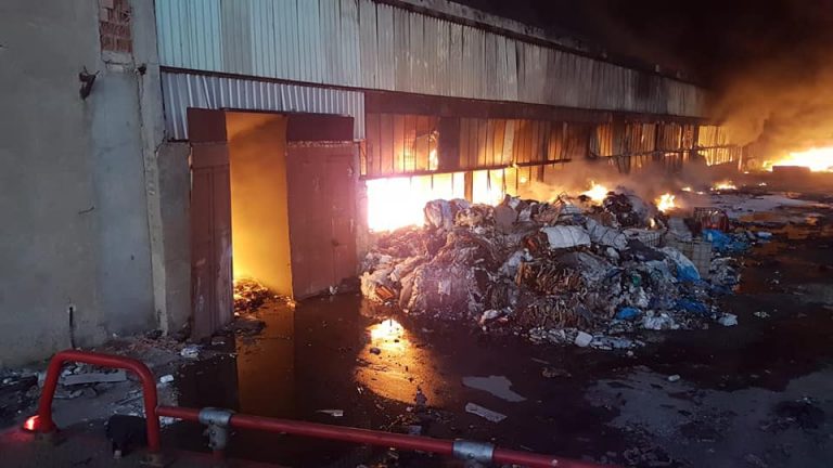 Depozit de mase plastice din Ploiesti, inghitit de flacari si fum