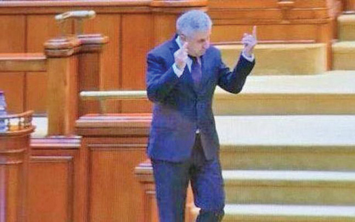 Iordache, cu degetul mijlociu in Parlament