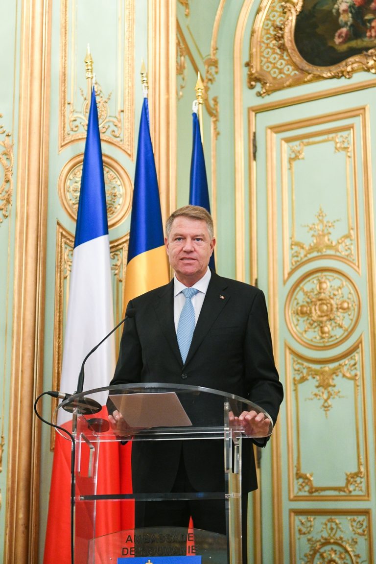Iohannis, la Ambasada Romaniei de la Paris: pendulam intre ceva ars si o prajitura foarte buna
