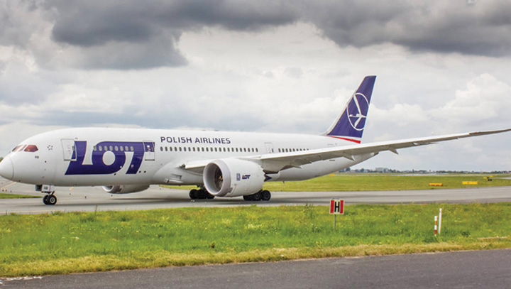 Pasagerii au facut cheta sa repare avionul