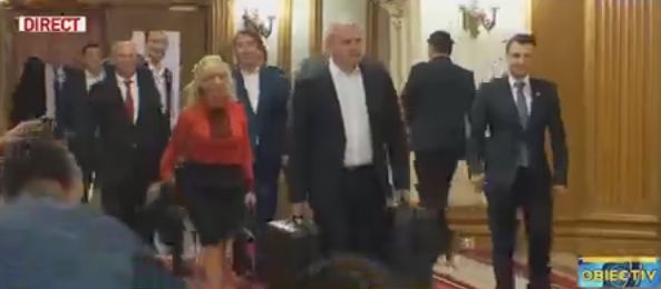 Dragnea a venit la CEx cu doua valize. Una cu gogosi, alta cu „dosare” (VIDEO)