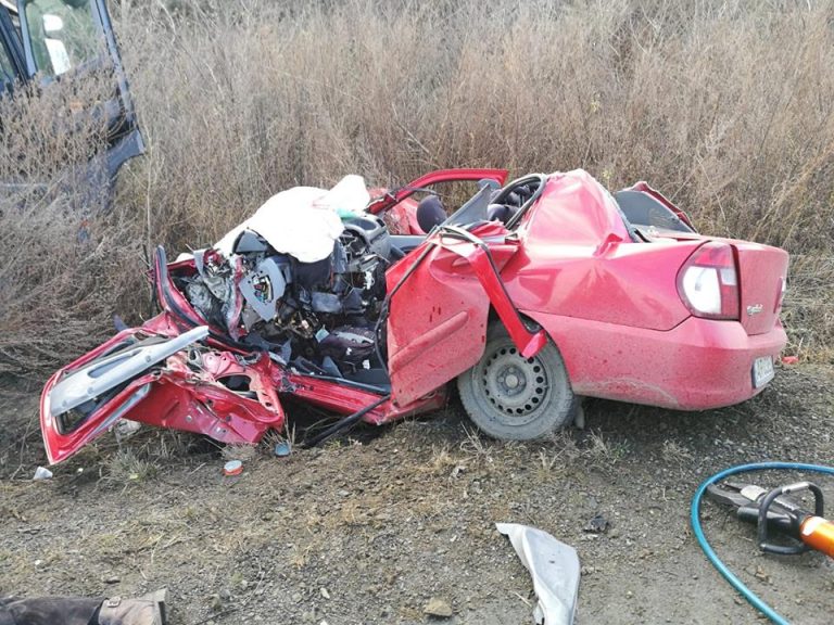 Accident cumplit in Arad: un om a murit dupa ce o masina s-a facut praf in urma impactului cu un TIR