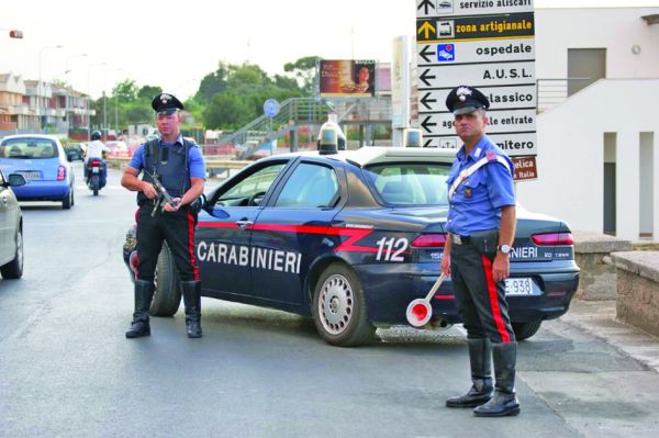 Un român a fost reținut, iar alți doi sunt căutați, după ce au încercat să lovească un polițist cu mașina