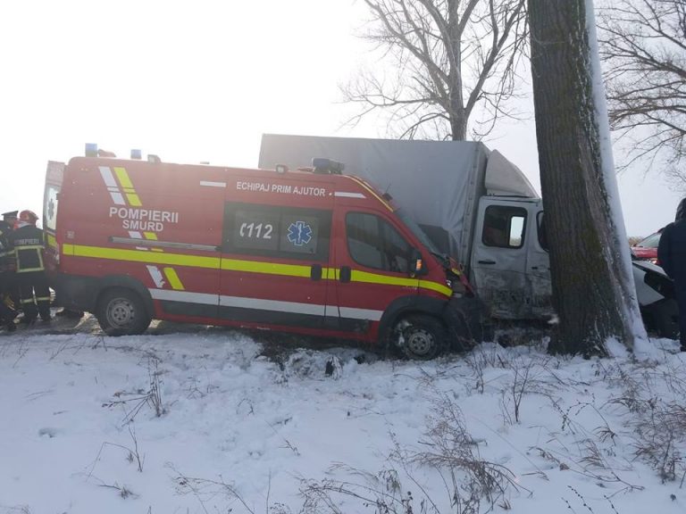 Din salvatori, in victime: accident cu o ambulanta SMURD. Cinci oameni raniti