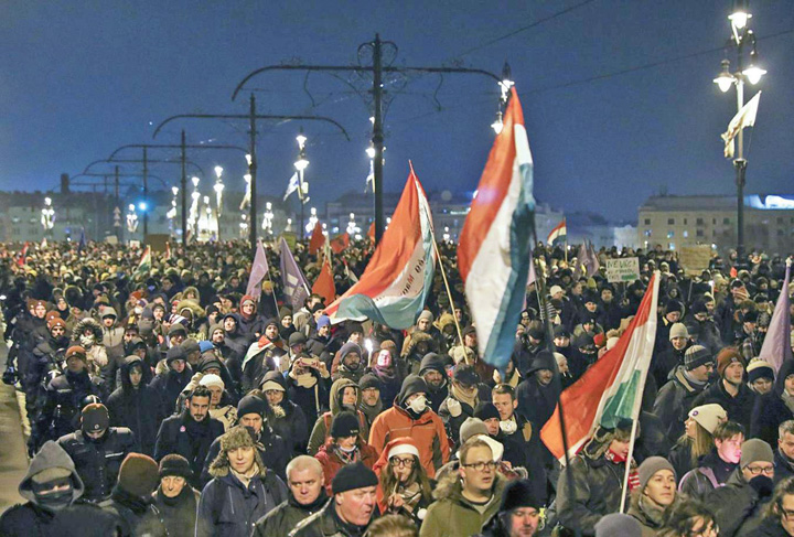 Ungurii sar la gatul lui Orban