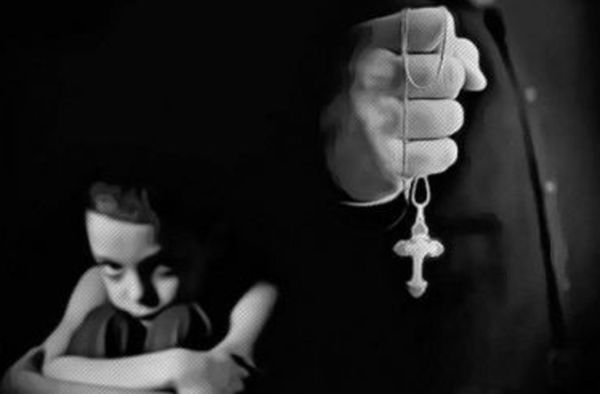 Sute de pedofili in sutana